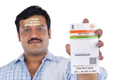 aadhaar kartı gösteren Güney Hint bir adam portresi