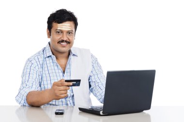 Online Kredi kartı ile alışveriş yapan Güney Hint erkek