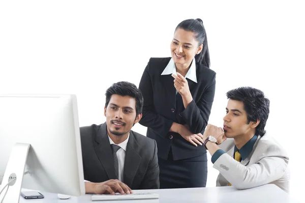 Cadres d'entreprise travaillant sur un PC de bureau — Photo