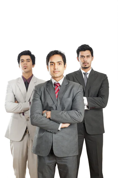 その腕を組んで立っている 3 人のビジネスマンの肖像画 — ストック写真