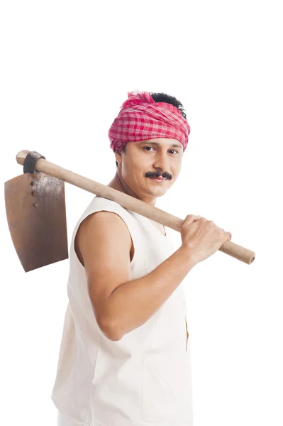 Портрет фермера, що носить лопату на плечах — стокове фото