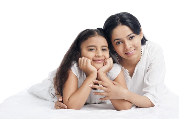 Portrait of a woman smiling with her daughter — Stock Photo, Image