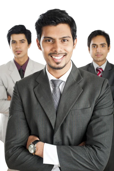 Retrato de un hombre de negocios sonriendo con sus colegas de fondo —  Fotos de Stock
