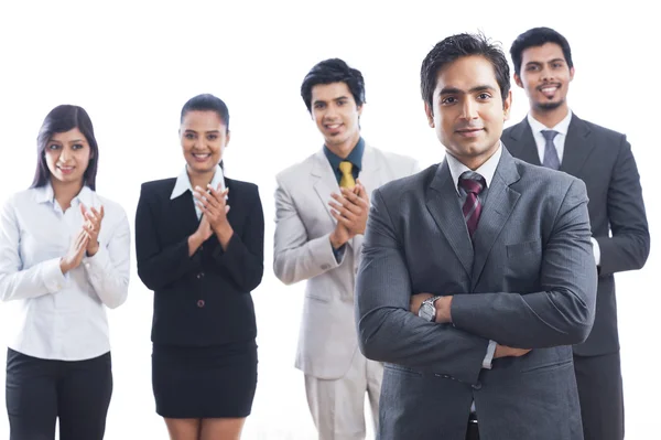 Retrato de ejecutivos de negocios sonriendo y aplaudiendo — Foto de Stock