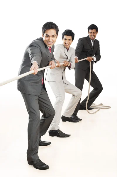 Trzech biznesmenów grać zawody w przeciąganiu liny — Zdjęcie stockowe
