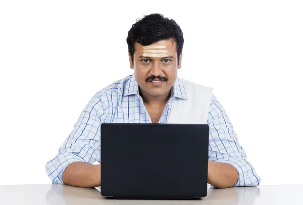 Ritratto di un uomo indiano del sud con un computer portatile — Foto Stock