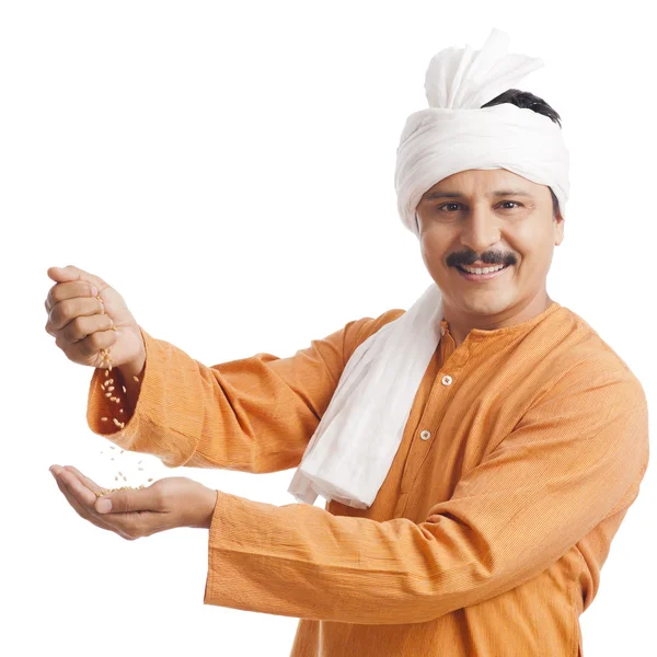 buğday elinde tutan ve gülümseyen bir çiftçi portresi