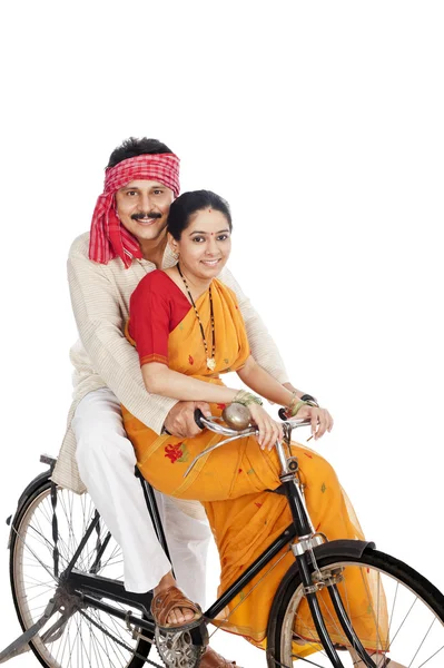 Bisiklet süren çift — Stok fotoğraf