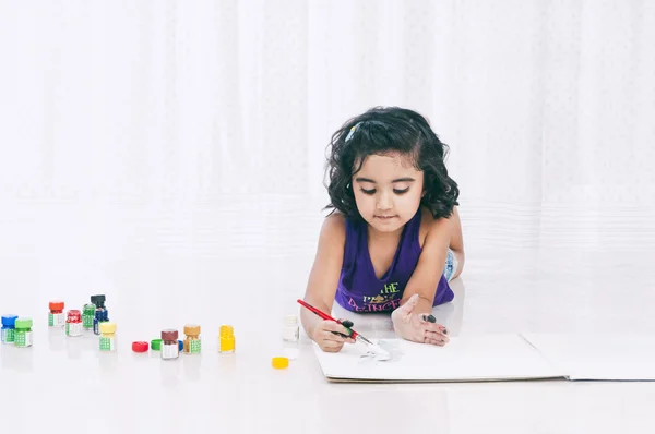 Ragazza pittura con acquerelli — Foto Stock