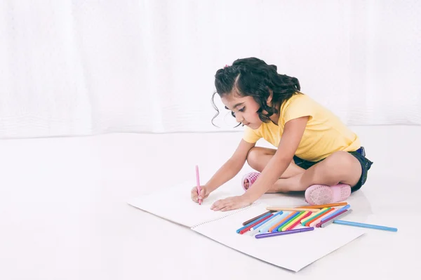 Girl making a drawing — Stock Photo, Image