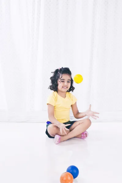 Chica jugando con bolas — Foto de Stock