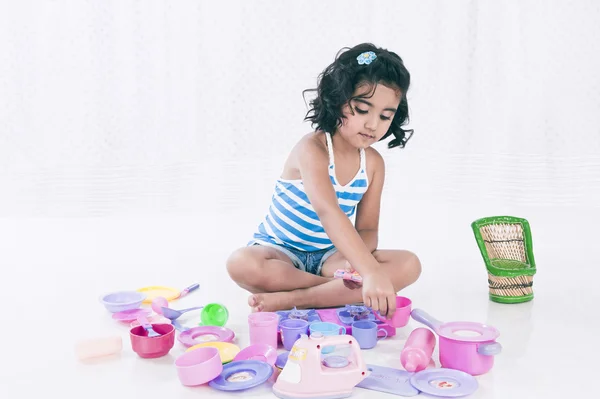 Menina brincando com brinquedos — Fotografia de Stock