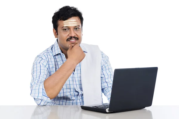 Retrato de um homem do sul da Índia usando um laptop — Fotografia de Stock