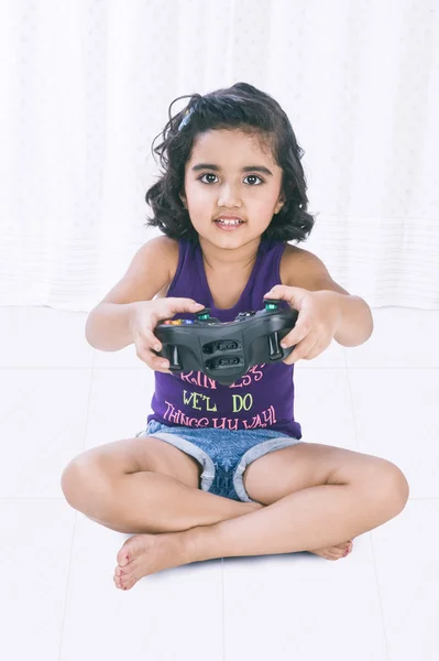 Retrato de uma menina jogando videogame — Fotografia de Stock