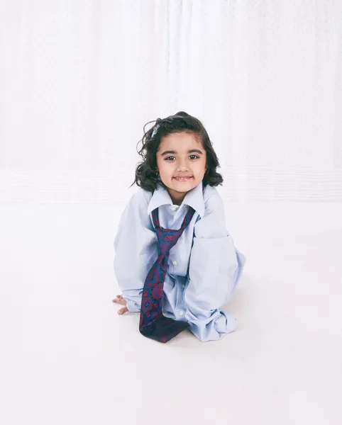 Портрет улыбающейся девушки в огромной рубашке с галстуком — стоковое фото