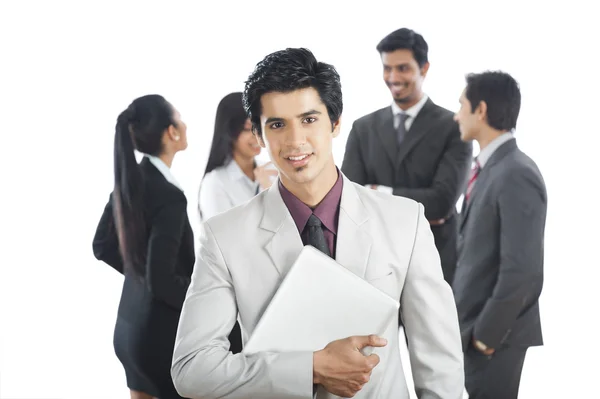 Portret van een zakenman lachend met zijn collega 's op de achtergrond — Stockfoto