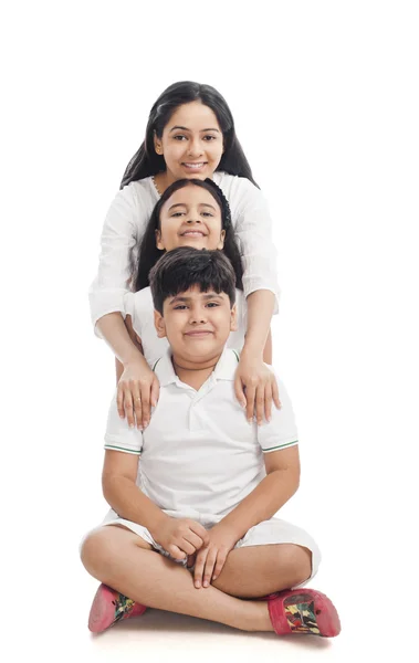 Retrato de una mujer sentada con sus hijos —  Fotos de Stock