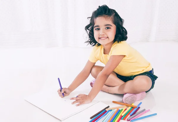 Retrato de una chica haciendo un dibujo — Foto de Stock