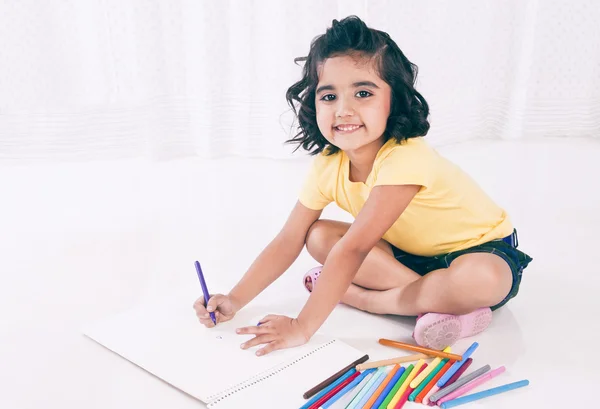 Portrait d'une fille faisant un dessin — Photo