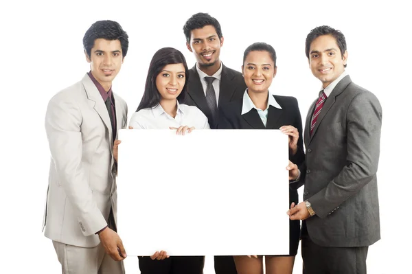 Retrato de ejecutivos de negocios sosteniendo un cartel y sonriendo — Foto de Stock