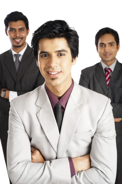 Portret biznesmena uśmiechniętego z kolegami w tle — Zdjęcie stockowe