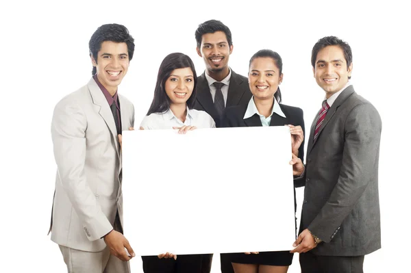 Retrato de ejecutivos de negocios sosteniendo un cartel y sonriendo —  Fotos de Stock