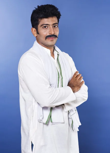 Portrait of a man standing with his arms crossed — Stock Photo, Image