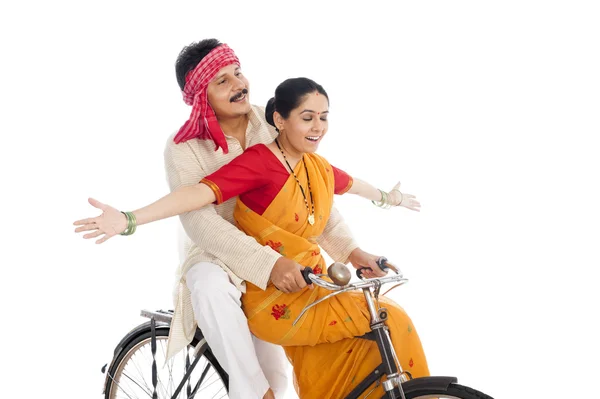 自転車に乗るカップル — ストック写真