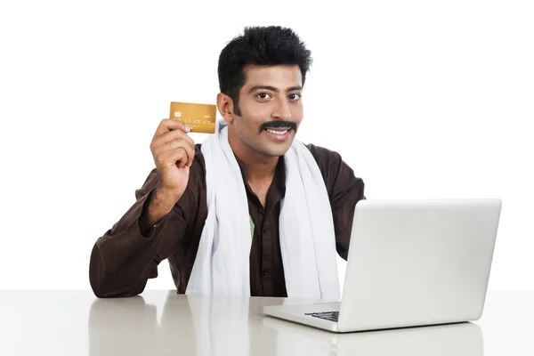 Porträtt av en man som gör online shopping med kreditkort — Stockfoto