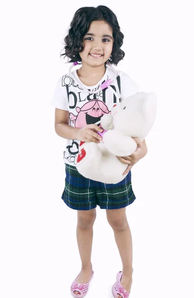 Retrato de una niña examinando un osito de peluche con un estetoscopio —  Fotos de Stock