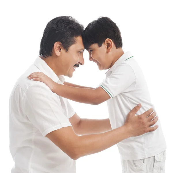 Hombre jugando con su hijo — Foto de Stock