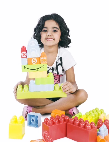 Retrato de una chica jugando con bloques de construcción — Foto de Stock