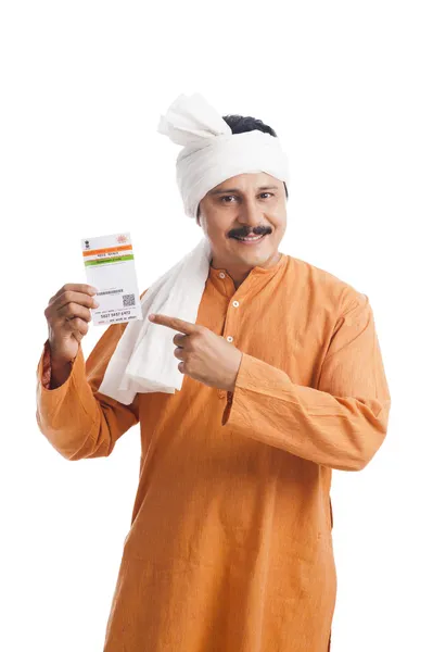 Porträt eines Mannes, der auf eine aadhaar-Karte zeigt und lächelt — Stockfoto