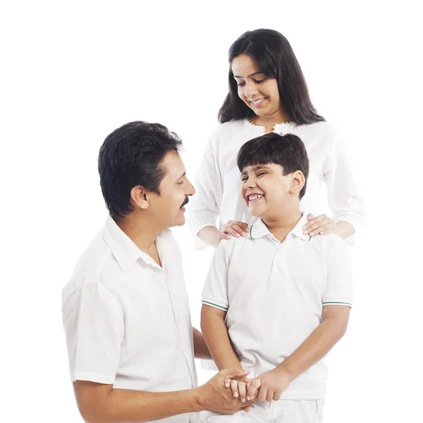Sonriendo a los padres con su hijo —  Fotos de Stock