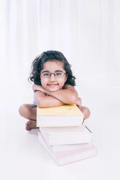 Porträt eines Mädchens, das sich an Bücher lehnt — Stockfoto