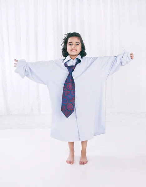 Retrato de uma menina vestindo camisa grande com gravata — Fotografia de Stock