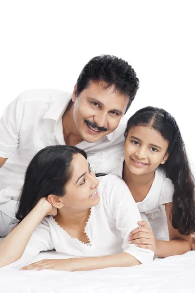 Retrato de una niña sonriendo con sus padres —  Fotos de Stock