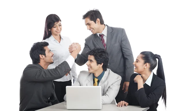 Ejecutivos de negocios celebrando su éxito — Foto de Stock