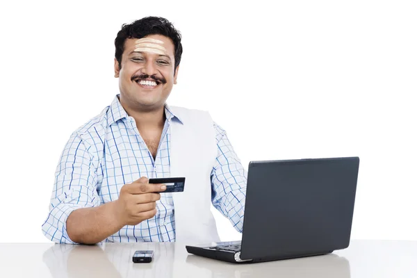 Hombre indio del sur haciendo compras en línea con una tarjeta de crédito — Foto de Stock