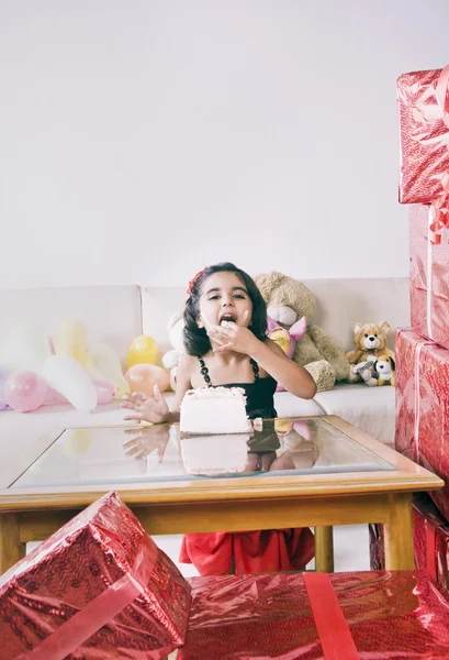 一个女孩在吃生日蛋糕的肖像 — 图库照片