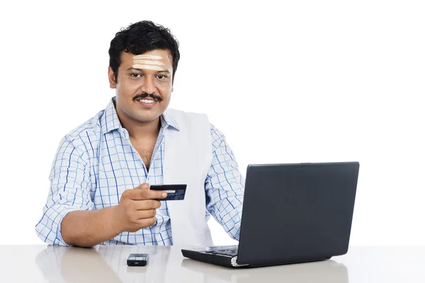 南印度人用信用卡在线购物 — 图库照片