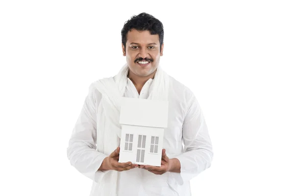 Retrato de un hombre sosteniendo una casa modelo y sonriendo — Foto de Stock