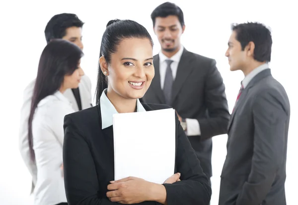 Portret van een zakenvrouw lachend met haar collega's in de achtergrond — Stockfoto