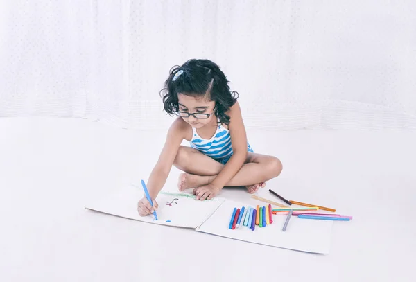 Chica haciendo un dibujo — Foto de Stock