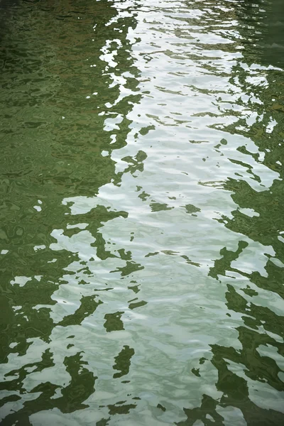 Visão de alto ângulo de um canal — Fotografia de Stock