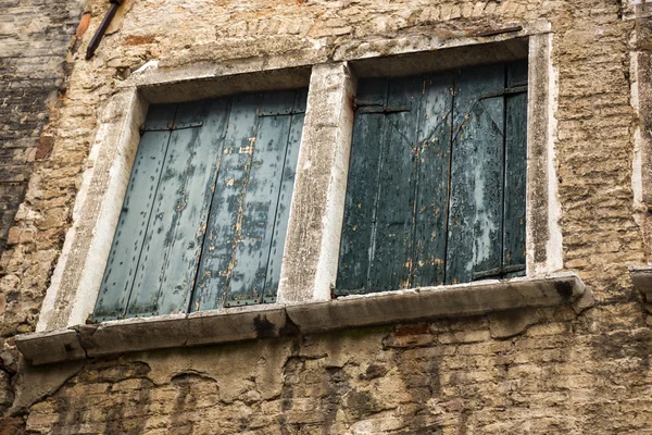 Visão de ângulo baixo de janelas de um edifício — Fotografia de Stock