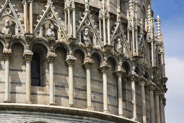 Vista ad angolo basso di un edificio religioso — Foto Stock