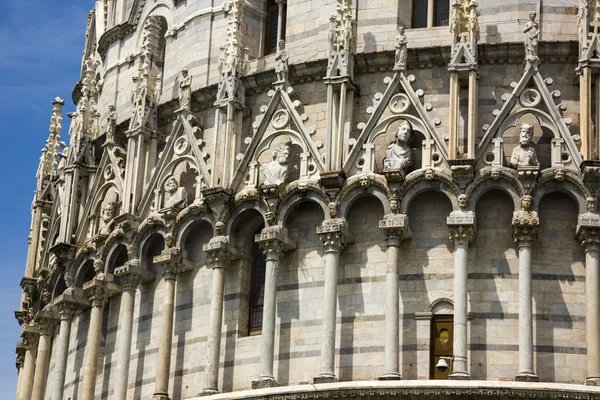 Blick aus dem niedrigen Winkel auf ein religiöses Gebäude — Stockfoto