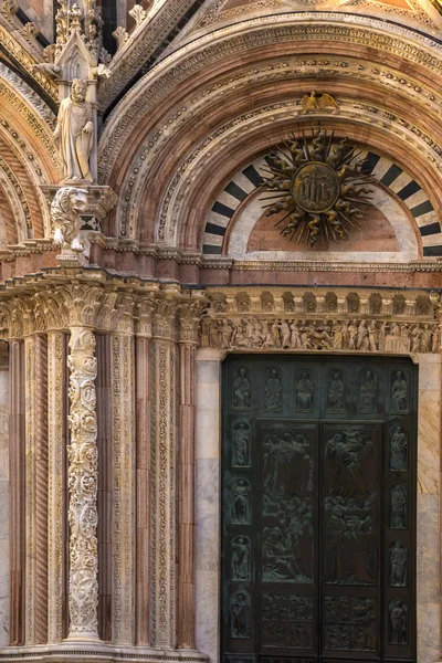 Fachada de una catedral — Foto de Stock