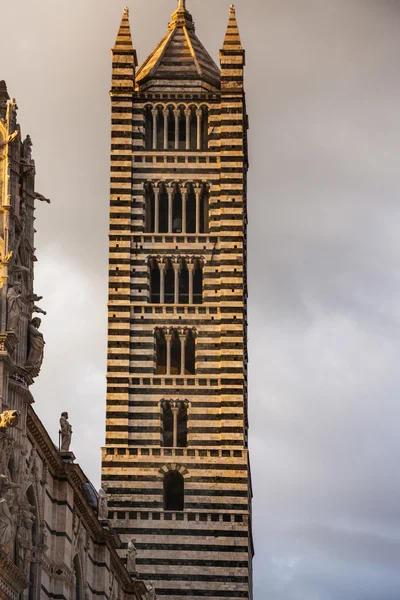 Nízký úhel pohledu na zvonici — Stock fotografie